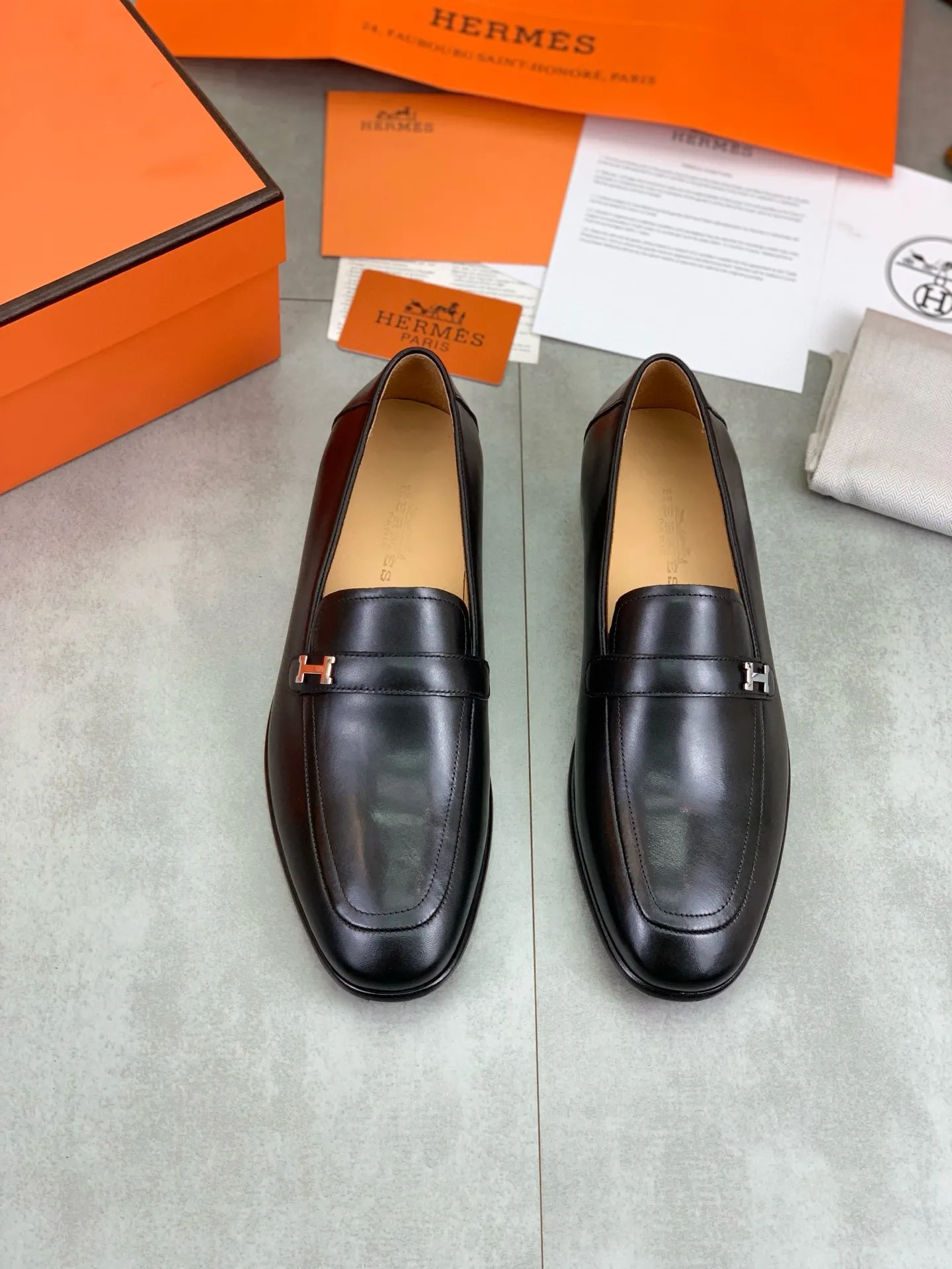 Factory price P960 💰Top version 💎💎💎 Original leather outsole Brand: Hermès (Hermès) Standard code: Men's size 39-44 (38, 45 can be customized) Grade: Same as the official website Original quality materials: Original soft calfskin Water-dyed cowhide lining Original Italian leather outsole Style categories: Men's fashion Formal casual leather shoes Slip-on men's shoes series Young fashion European and American trends, British style, colors: multiple options, counter packaging